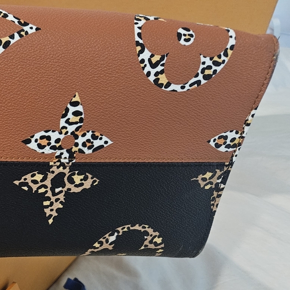 Louis Vuitton OntheGo Jungle - Picture 15 of 15